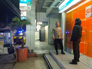 Polres Garut – Piket Fungsi Polsek Kadungora laksanakan Patroli KRYD malam guna mencegah dan menangkal segala bentuk gangguan kamtibmas di wilayah hukum Polsek Kadungora.Unit Samapta Polsek Kadungora laksanakan patroli KRYD malam dengan sasaran ke Obyek Vital, Pemukiman penduduk, Perumahan yang bertempat di wilayah  Kecamatan Kadungora.

Kapolsek Kadungora Mengatakan personil Polsek Kadungora rutin laksanakan patroli KRYD malam dengan melaksanakan Patroli SWT (Stop, Walk, Talk) di wilayah hukum Polsek Kadungora. Katanya.

“Hal tersebut dilaksanakan dalam rangka meningkatkan kualitas pelayanan *Polri* terhadap warga masyarakat salah satunya dalam menjaga situasi kamtibmas” jelasnya

“Patroli KRYD malam ini bertujuan untuk mencegah terjadinya kejahatan yang sering terjadi di malam hari serta memberikan rasa aman bagi warga masyarakat dengan kehadiran polisi di tengah-tengah masyarakat” tegas Kapolsek.

Pada kesempatan tersebut, Anggota Polsek Kadungora juga menyempatkan untuk berbincang-bincang dengan warga masyarakat yang berkumpul kemudian sampaikan himbauan kamtibmas dan menghimbau kepada warga yang masih berada diluar untuk segera kembali ke kediamannya masing-masing guna menghindari hal-hal yang tidak diinginkan.

“Diharapkan dengan kehadiran pihak kepolisian ditengah tengah masyarakat dapat menambah kepercayan masyarkata terhadap pihak kepolisian khususnya Polsek Kadungora bahwa kepolisian selalu ada untuk masyarakat” tutupnya.